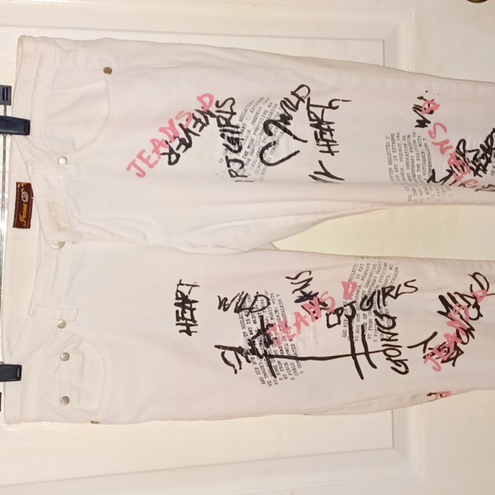 Pearns white pants w/graffiti